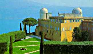 El Observatorio Vaticano, en Castel Gandolfo, Su biblioteca contiene ms de 22 000 volmenes y posee una valiosa coleccin de libros antiguos que incluyen trabajos de Coprnico, Galileo, Newton, Kepler, Brahe, Clavio y Secchi.
Crdito: Arizona U./Vatican Observatory
