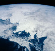 Agua (xido de bihidrgeno, H2O) es un compuesto qumico verdaderamente notable y resulta fundamental para la vida sobre la Tierra. Crdito: NASA.