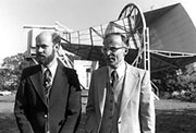 Wilson y Penzias con su histórica antena telefónica en Crawford Hill, N.J.
Crédito: Laboratorios Bell