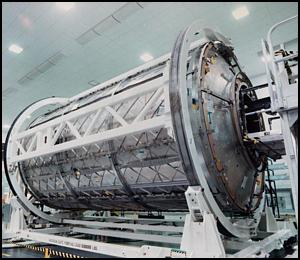 El módulo U.S. Laboratory para la Estación Espacial Internacional se muestra durante la construcción en otoño de 1997 en el complejo de fabricación de la estación del Marshall Space Flight Center, en Huntsville, AI. Imagen cortesía de: <A HREF= http://spaceflight.nasa.gov/ target=_blank>http://spaceflight.nasa.gov</A>