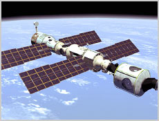 La actual configuración de la creciente Estación Espacial Internacional ahora incluye el Módulo de Servicio Zvezda ruso, el cual fue atracado con los módulos Zarya y Unity el 26 de julio del 2000. El vuelo de la lanzadera STS-106 está programado para visitar la estación en septiembre para enviar suministros y equipar el Zvezda para recibir la primera tripulación permanente de la estación, que está programada para que llegue a primeros de noviembre a la estación. <A HREF= http://www.nasa.gov/newsinfo/smvideotour.html target=_blank>Visite en video el módulo Zvezda de la Estación Espacial.</A>