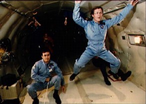 Mediante el vuelo parabólico, los aviones pueden simular ingravidez en La Tierra Un prototipo del PSA será probado en un ambiente de ingravidez a bordo de un KC-135 de la NASA el año próximo (2002).