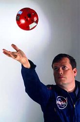 Parece salido de la ciencia-ficción, pero este robot del tamaño de una pelota de softball, dentro de poco podría estar ayudando a los astronautas en sus tareas cotidianas. En la foto: Yuri Gawdiak, principal investigador del proyecto en el Ames Research Center de la NASA.
