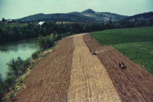 La humedad del suelo de esta granja norteña de Tennessee está relacionada con el agua del río y el vapor de agua durante el ciclo hidrológico. Debido a esta conexión, la humedad del suelo no afecta sólo a las cosechas directamente, si no también indirectamente por su impacto en el tiempo. Los datos del satélite de la NASA Aqua mantendrán a los granjeros informados sobre ambos efectos de la humedad en el suelo, los directos y los indirectos. Foto de Marion Post Wolcott.