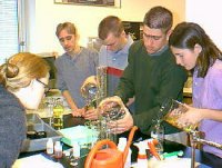 Mientras que las plantas de Astrocultivo Avanzado Arabidopsis volaban por el espacio, los estudiantes cultivaron los ejemplares en la tierra para el control de comparacin. <A HREF= http://science.msfc.nasa.gov/headlines/y2001/ast10may_1.htm>[ms]</A>