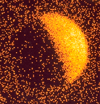 Esta imagen de rayos X de la Luna fue tomada por el Satelite-Observatorio orbital Roentgen  (ROSAT) en 1990. Muestra tres regiones distintas: Un cielo brillante de rayos X, una parte brillante de la Luna, y una parte de ella relativamente oscura. El brillo de rayos X del cielo se debe a la difusa radiacin de fondo csmica de rayos X. [<A HREF= http://antwrp.gsfc.nasa.gov/apod/ap960929.html target=_blank>Ms informacin</A>]