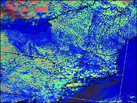 Densa concentracin de plantas de energa, fbricas, camiones y automviles en la costa Este de Estados Unidos emitiendo continuamente partculas de polucin al aire, lo cual afecta a la naturaleza de la capa de nubes. En esta imagen en falso color  de satlite, las nubes amarillas distribuidas en el Nordeste son nubes contaminadas con pequeas gotas de agua. Las nubes rosas sobre Canad tienen gotas mayores y estn relativamente limpias. (imagen de Daniel Rosenfeld, Hebrew University of Israel) <A HREF= http://earthobservatory.nasa.gov/Study/Pollution/>[Ms informacin]</A>