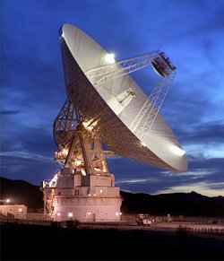 Antena de 70 metros en el complejo de la Red de Espacio Profundo en Goldstone, California