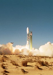 Un cohete Delta II que transporta el satélite Earth Observing 1 despegó desde la Base Vandenberg de la Fuerza Aérea en California, el pasado martes a las 10:24 a.m. hora del Pacífico. Para ver un video en cámara rápida de 192 kb del lanzamiento, presione <A HREF= http://www.spaceflightnow.com/delta/d282/launch_qt.html>aquí</A>.