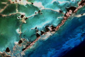 Imagen de los Cayos de la Florida tomada por el Landsat 7. Los científicos utilizarán imágenes similares para documentar el deterioro de los arrecifes corales del mundo, que según se supone se debe al aumento de las temperaturas del agua como consecuencia del calentamiento mundial.