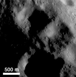 La nave NEAR-Shoemaker de la NASA detect estos crteres cuadrados en el asteroide 433 Eros. <A HREF= http://near.jhuapl.edu/iod/20000919/index.html target=_blank>[ms informacin]</A>