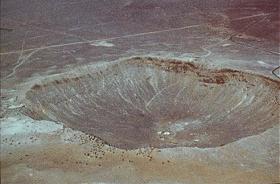 El crter por meteoro Barringer en la Tierra tiene un borde cuadrado, que indica un terreno fisurado alrededor del sitio de impacto. <A HREF= http://near.jhuapl.edu/news/sci_updates/00aug07.html target=_blank>[ms informacin].</A>