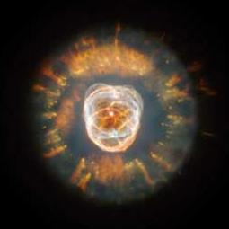El Telescopio Espacial Hubble de la NASA, en su primera ojeada a los cielos después de la exitosa misión de reparación en Diciembre de 1999, capturó esta imagen espectacular de la nebulosa planetaria NGC 2392.