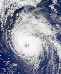Esta imagen de satlite del Huracn Alberto agitndose a travs del norte del Ocano Atlntico fue tomada por el satlite OrbView-2 el 21 de Agosto de 2000. Las misiones de NASA QuikScat y TRMM estn comenzando a mostrar a los cientficos qu se esconde bajo las borrosas nubes de estas gigantescas tormentas. <A HREF= http://photojournal-b.jpl.nasa.gov/cgi-bin/PIAGenCatalogPage.pl?PIA02458 target=_blank>[ms informacin]</A>