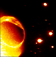 La aurora está producida por la interacción de precipitación de partículas cargadas ( electrones e iones) con los gases neutros de nuestra atmósfera. Las luces de la aurora de la Tierra se producen principalmente en dos bandas de forma oval situadas entre 65 y 75 grados de latitud magnética y centradas en el norte (aurora boreal) y en el sur (aurora austral) de los polos magnéticos. El IMAGE observa la aurora desde algunas importantes longitudes de onda y ha capturado su primera subtormenta geomagnética. (fotografía de arriba). Estas observaciones están causadas por los electrones precipitados. Esta es una imagen seleccionada de una secuencia la cual está disponible como <A HREF= http://science.nasa.gov/headlines/images/image1stlight/fuv1a.mov target=_blank>película 145 kb Quicktime.</A>