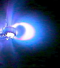 Una pluma radiante de plasma infla una burbuja magntica invisible dentro de la cmara de vaco en el Centro de Vuelo Espacial Marshall de la NASA.