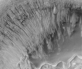  Barrancos marcianos en el Crter Newton. Los cientficos tienen la hiptesis de que el agua brot del subsuelo, erosion los barrancos, se deposit en el fondo de este crter mientras se congelaba y evaporaba. De ser as, hielo y agua que sustenta vida podran existir incluso hoy da bajo la superficie Marciana  agua que podra apoyar potencialmente una misin humana a Marte. [<A HREF= http://antwrp.gsfc.nasa.gov/apod/ target=_blank>ms desde GSFC</A>]