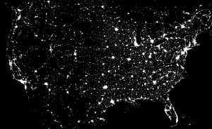 Esa composición de más de 200 imágenes de luz recogidas por los satélites orbitando la Tierra muestra como se ven los EE.UU. por la noche. Los puntos brillantes muestran los centros urbanos donde las estrellas no se ven con claridad debido al brillo de las luces de la ciudad. sin embargo no todo el brillo celeste es causado por la contaminación urbana de luz. Los investigadores de la NASA y de la Universidad de Utah están llevando a cabo experimentos para estudiar la radiación de fondo procedente de fuentes incluyendo calamares luminiscentes y rayos cósmicos de alta energía.