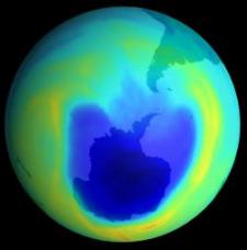 Satlites de la NASA muestran el tamao de la regin antrtica donde el ozono se encuentra disminuido (mostrado en azul), que se extendi a un mximo de 27.2 millones de kilmetros cuadrados el 19 de setiembre de 1.998. En esta imagen obtenida el 3 de octubre de 1.999 el tamao del agujero de ozono antrtico es menor de lo que fue al mismo tiempo en 1.998. Los colores rojos denotan niveles altos de ozono; los azules, bajos. <A HREF= http://svs.gsfc.nasa.gov/~gshirah/toms/ target=_blank>[Ms imgenes y crditos]</A>