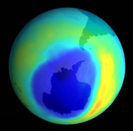 Imagen del tamao registrado en el agujero por los satlites de la NASA el 9 de Septiembre de 2000. Azul indica bajas concentraciones de ozono y amarillo a rojo crecientes niveles de ozono. Obsrvese el croissant de altas concentraciones formado cuando el vrtice Antrtico bloquea la migracin al sur del ozono formado en los trpicos. [<a href=http://svs.gsfc.nasa.gov/~gshirah/toms/ target=_blank>Ms imgenes y crditos</a>]
