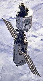 Bajo construcción: la Estación Espacial Internacional. Después de que el Módulo de Servicio Zvezda se añada esta semana al combinado de módulos Zarya (parte de abajo) y de Unity (arriba), el montaje brillará mas de lo que nunca lo ha hecho.