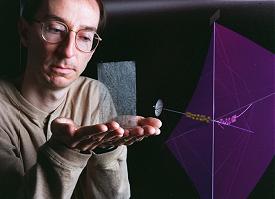 Les Jonson, gerente de Investigacin de Propulsin Interestelar de la NASA en el Marshall Space Flight Center (Centro de Vuelo Espacial Marshall) situado en Huntsville, Alabama, sostiene un liviano y rgido material de fibra de carbono que podra usarse para construir una vela espacial gigante.