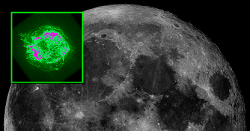 Una imagen tomada por Chandra en rayos-X de los remanentes de la supernova Cas A est sobreimpuesta sobre una fotografa de la Luna llena para mostrar sus tamaos comparativos. La Luna tiene 30 minutos de arco de dimetro; Cas A tiene aproximadamente 5 minutos de arco de ancho. La Luna es mucho ms pequea que Cas A, pero parece mayor en el cielo porque est muy cerca. El dimetro de Cas A es ms de tres veces la distancia de cuatro aos luz desde el Sol hasta la estrella ms cercana, Alfa del Centauro.