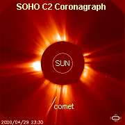 El coronógrafo C2 del SOHO capturó esta imagen de un cometa “sungrazer” a 0’75 grados del Sol el 29 de Abril del 2000. El círculo rojizo en el centro es el disco ocultador del coronógrafo, el círculo blanco muestra el tamaño real del Sol. El cometa fue anotado por cuatro astrónomos aficionados diferentes que supervisaban las imágenes de la página en tiempo real de los datos del SOHO. Los cuatro (M. Boschat, T. Lovejoy, M. Oates, R. Gorelli) se acreditan con el descubrimiento. El mismo cometa era visible un día antes en las imágenes de mayor campo del C3, pero era mucho más débil. Esta secuencia de 4 imágenes del cometa ilustra por qué es más fácil encontrar sungrazers cuando están más cerca del Sol.