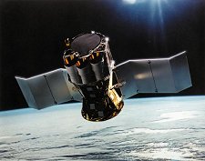Derecha: El Telescopio Astronmico de Ondas Submilimtricas en rbita revela lo que el ojo humano no puede ver. <A HREF= http://sao-www.harvard.edu/cfa/oir/Research/swas/swas.html target=_blank>[ms informacin]</A>