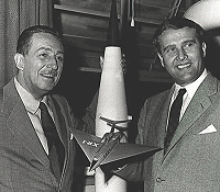 Wernher von Braun (derecha) posa junto a Walt Disney (izquierda). [El entusiasmo del público provocado por los programas y el artículo de Collier, del que publicaron 4 millones de copias, es considerado por algunos historiadores como un punto de inflexión en la persecución estadounidense de la carrera espacial.