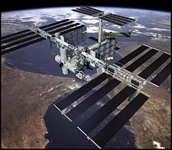 Esta ilustracin digital artstica muestra la Estacin Espacial Internacional pasando sobre el estrecho de Gibraltar y el Mar Mediterrneo despus de que todos los ensamblajes se completaran en 2003. [<A HREF= http://spaceflight.nasa.gov/gallery/images/station/artistconcept/html/s97_10538.html target=_blank>Ms informacin</A> en spaceflight.nasa.gov]   Muchos de estos detalles fueron visionados por von Braun, pero el concepto de una estacin espacial con forma de rueda haba sido concebido antes.                                 