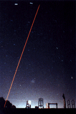Un haz de resonancia lidar de sodio es disparado hacia arriba en el cielo nocturno desde el Laboratorio Lidar con base en tierra del Centro Nacional de Astronoma e Ionosfera en Arecibo, Puerto Rico. Los cientficos utilizan esta instalacin para estudiar la qumica y la dinmica de la atmsfera sobre el Caribe. Una instalacin en rbita alrededor de la Tierra gozara de una vista global para el mismo tipo de estudios (<A HREF= http://www.naic.edu/~lidar/ target=_blank>ms informacin en el Observatorio de Arecibo.</A>) 