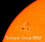 La imagen inmvil, muestra un grupo de manchas solares 8858 un da despus del 6 de Enero del  2000 (crditos: The solar and heliospheric observatory). Las dos fotografas estn aproximadamente a escala. Para una imagen del disco solar completo del 6 de Enero, haga clic <A HREF= http://science.nasa.gov/headlines/y2000/images/brightflare/midi512.gif target=_blank>aqu</A>.