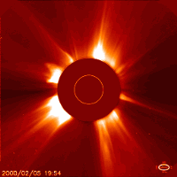 Esta animacin muestra los datos obtenidos por el corongrafo LASCO C2 del SOHO  poco tiempo despus de la explosin solar del 5 de febrero. Para ver una secuencia ms completa de la expulsin de masa coronaria pincha <A HREF= http://science.nasa.gov/headlines/y2000/images/brightflare/cme_c2_10frames.gif target=_blank>aqu</A>. El corongrafo C2 es capaz de observar la corona del sol entre los radios 1.1 y 3 del sol. El CME fue visto tambin por el corongrafo C3, que tiene una visin ms amplia  que cubre entre el 3.5 al 30 del radio solar. Pincha <A HREF= http://science.nasa.gov/headlines/y2000/images/brightflare/cme_c3_14frames.gif target=_blank>aqu</A> par ver la animacin