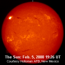La imagen del Sol fue tomada por un filtro rojo H-alpha en la Base de las Fuerzas Areas Holloman en nuevo Mjico. La mancha brillante ms cercana al lado superior izquierdo es la explosin solar.