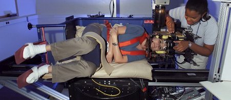 Empleando esta centrifugadora a escala humana, Bill Paloski se prepara para hacer girar astronautas con la finalidad de aprender más acerca de cómo nuestros cerebros manejan los modelos mentales del equilibrio. Crédito de la imagen: NASA.