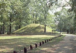 Louisiana est salpicada con los montculos de los antiguos nativos americanos como ste en el Parque del Estado de Marksville. <A HREF= http://www.crt.state.la.us/crt/parks/marksvil/marksvle.htm target=_blank>[ms]</A>.
