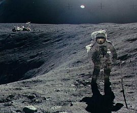 El astronauta Charles Duke del  Apolo 16 junta muestras de rocas cerca del crter Plumb en la Luna. <A HREF= http://antwrp.gsfc.nasa.gov/apod/ap000319.html target=_blank>[ms]</A>