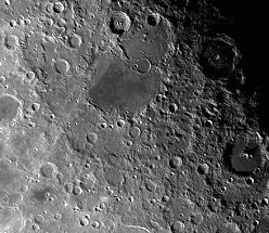 La Luna est cicatrizada con crteres antiguos, que en la Tierra, hace mucho tiempo que el clima los habra borrado.