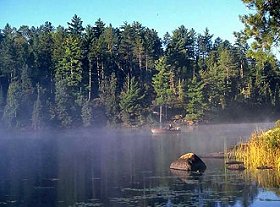 Un pescador patrulla el Lago Everett cerca de Ely, Minnesota. Copyright Kevin Judd.