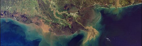 Esta imagen satelital (Terra/MODIS), de alta resolucin, muestra sedimentos del ro Mississippi en el Golfo de Mxico. El lago Pontchartrain estara ubicado en la parte central superior de la fotografa. <A HREF= http://visibleearth.nasa.gov/cgi-bin/viewrecord?7610 target=_blank>[ms]</A>