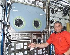 Valery Korzun, el comandante de la Estación Espacial Internacional (<a href=http://spaceflight.nasa.gov/station/crew/exp5/ target=_blank>Expedición 5</a>) , flotando junto al <a href=http://www1.msfc.nasa.gov/NEWSROOM/news/releases/2002/02-148.html target=_blank>recién instalado</a> MSG.