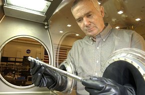 En Tierra, Aleksander Ostrogorsky examinael interior del MSG a través de su gran ventana.