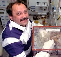 El Cosmonauta Yury V. Usachev trabajando con un globebox mas antiguo y pequeño que el MSG a bordo del trasbordador espacial Atlantis.