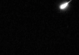 El astrnomo aficionado George Varros fotografi este blido de las Gemnidas el 7-Dic-2002. Era tan brillante como Venus, dijo Varros <A HREF= http://gvarros.com/ target=_blank>[ms]</A>
