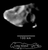 Una foto de la luna de Jpiter Amaltea, que es aproximadamente tan ancha como Long Island. <A HREF= http://photojournal.jpl.nasa.gov/catalog/PIA01625 target=_blank>[ms]</A>