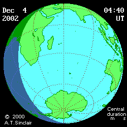 El astrónomo británico Andrew Sinclair creó esta animación de la sombra de la luna del 4 de diciembre. Dentro del área ligeramente sombreada, (la penumbra), los observadores ven un eclipse parcial. El área del eclipse total está marcada por el minúsculo punto negro (la sombra) en el centro del área.