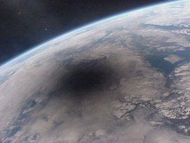 Los cosmonautas a bordo de la estacin espacial MIR fotografiaron la sombra de la luna en la Tierra durante el eclipse solar total del 11 de agosto de 1999.<A HREF= http://antwrp.gsfc.nasa.gov/apod/ap990830.html target=_blank>[ms]</A>