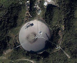 Lo creas o no, esta imagen del radiotelescopio de Arecibo en Puerto Rico fue tomada desde más de 400 millas de altura. El satélite de observación espacial IKONOS tomó esta imagen de 1 metro de resolución. Copyright Space Imaging