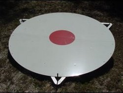 Los científicos emplean blancos “geodéticos” de 2.44 metros como éste en posiciones precisas de un descampado para ayudar en la verificación de la precisión de los satélites comerciales de observación remota.